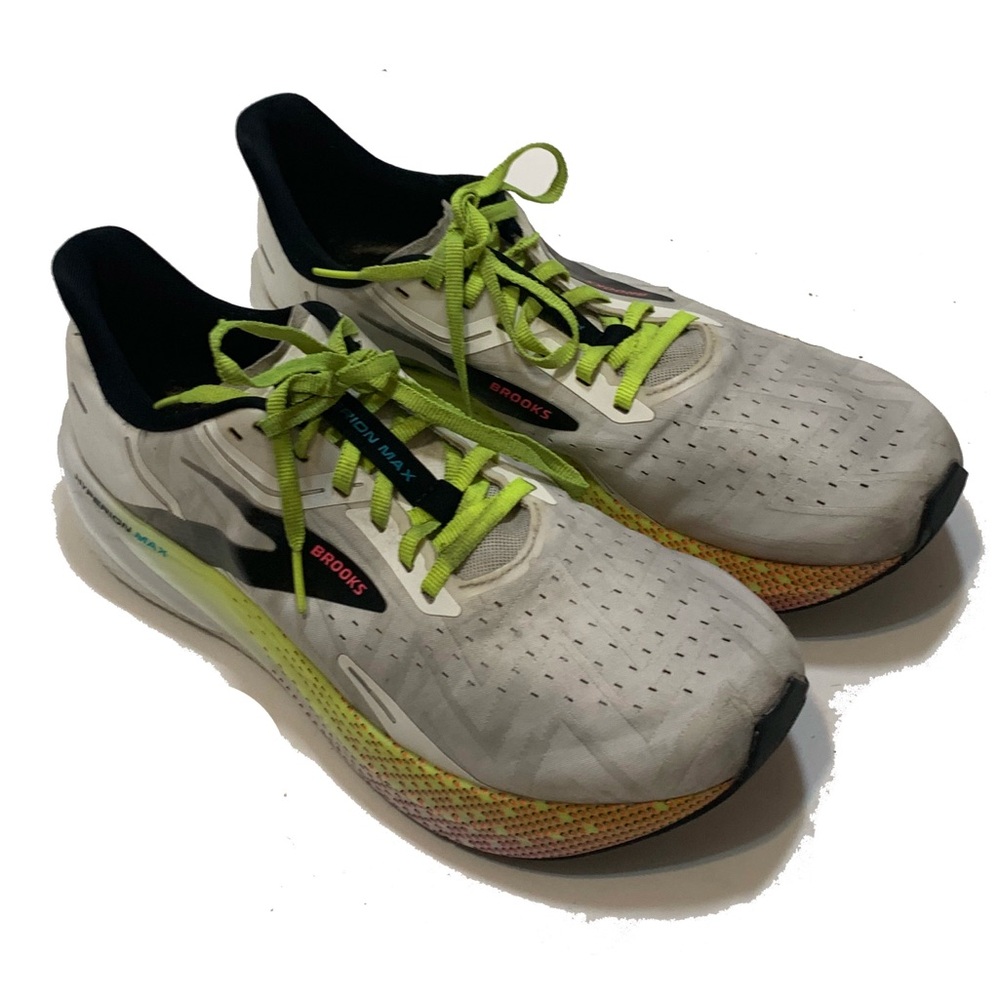 11.5 / brooks hyperion max sneaker